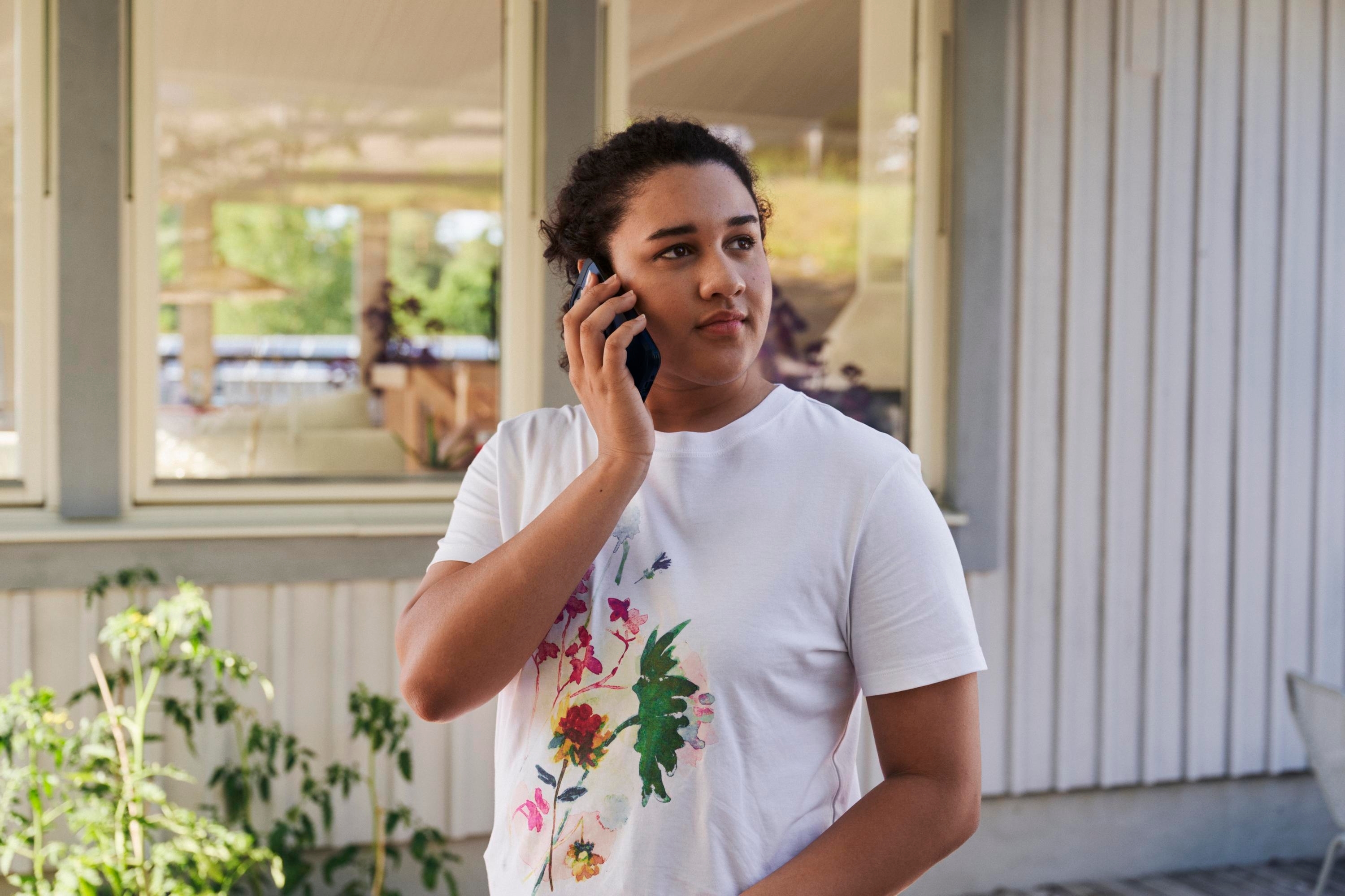 En kvinna talar i mobil